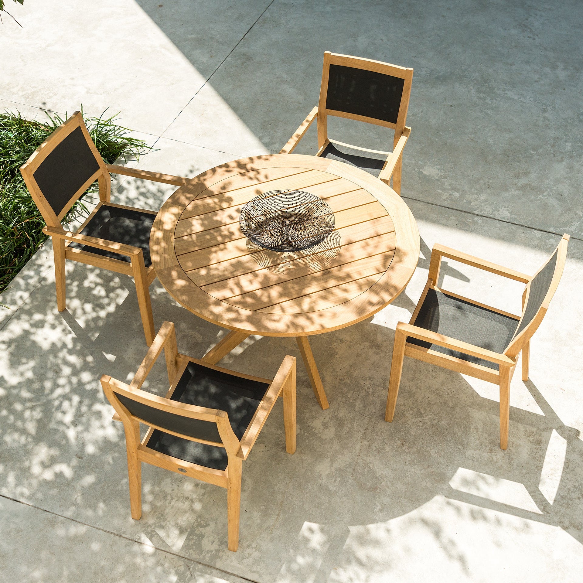 round roble dining table with 4 stylish dining chairs with black backs and sets