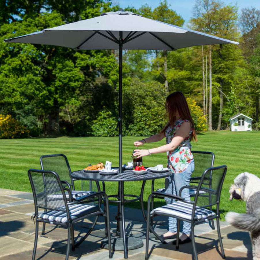 Garden parasol in circular portofino table