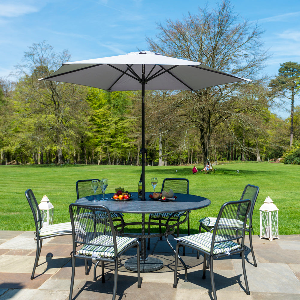 outdoor round table and chairs with parasol