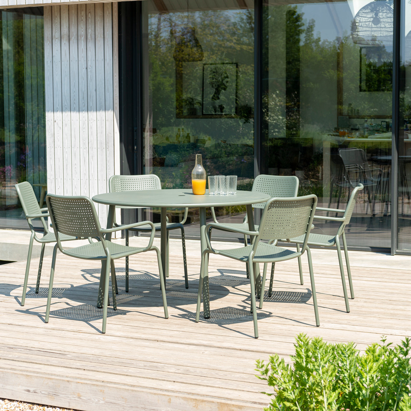 Verona Round Table 1.2m + stackable armchairs