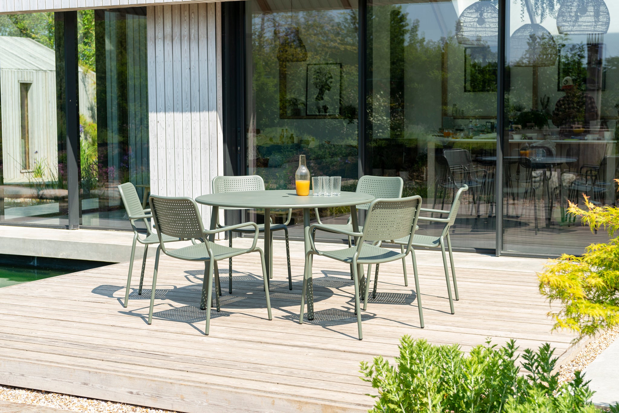 Verona Round Table 1.2m + stackable armchairs