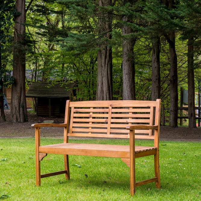Bracket bench 4ft in a park scene