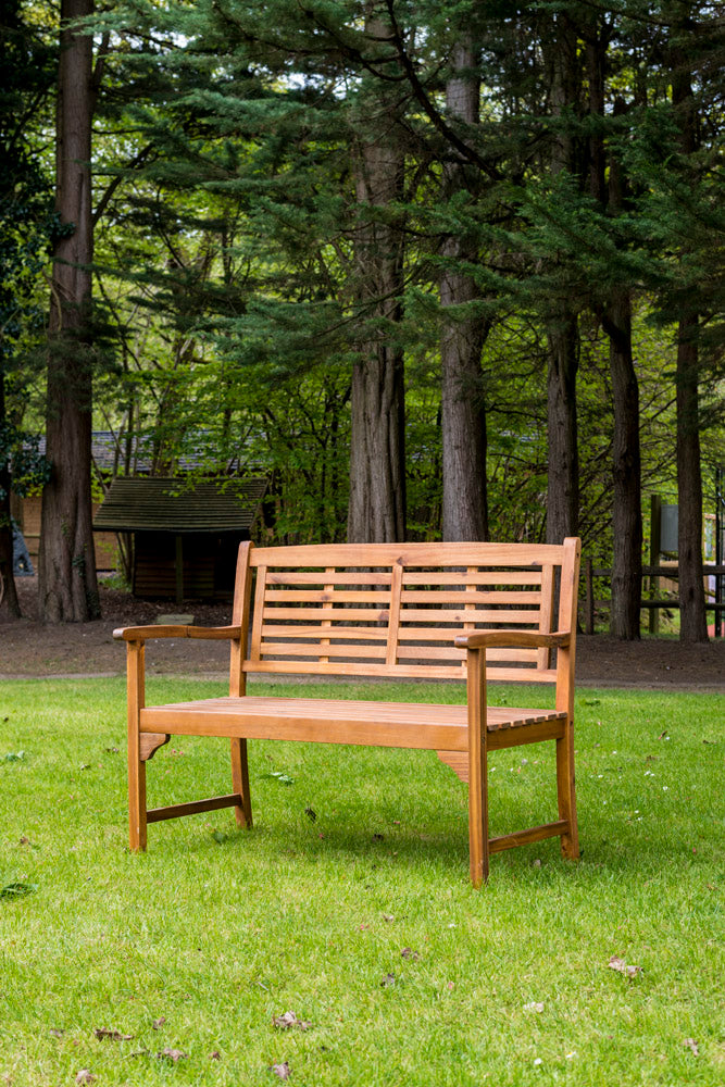 Bracket bench 4ft in a park scene