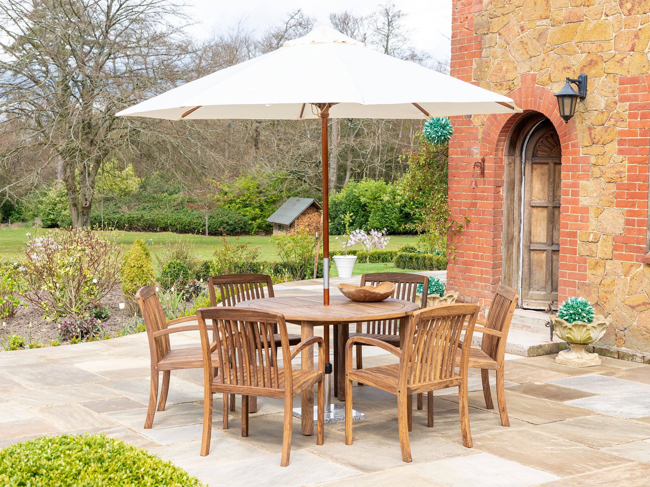 outdoor dining table and chairs