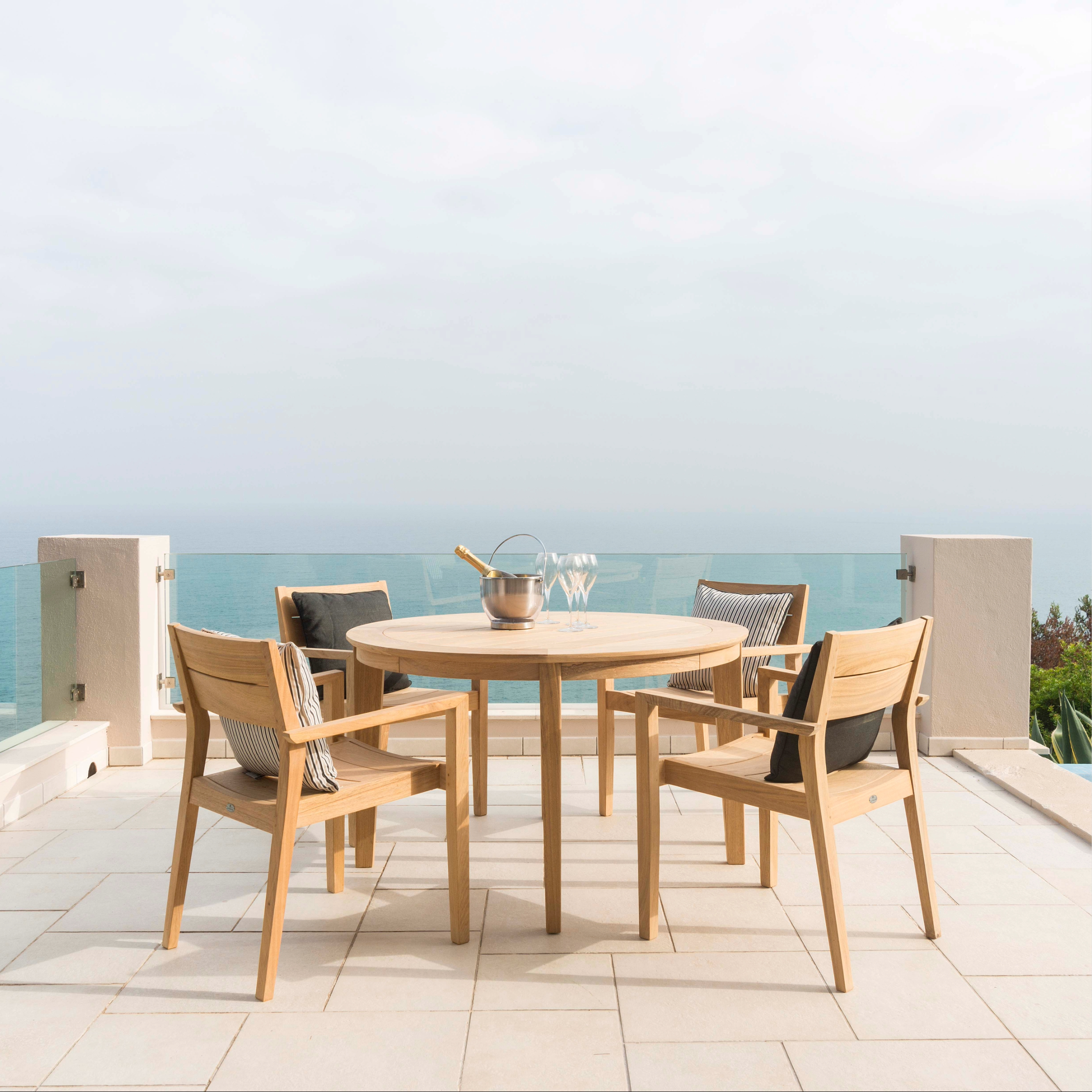 round wooden dining table set with 4 roble tivoli chairs