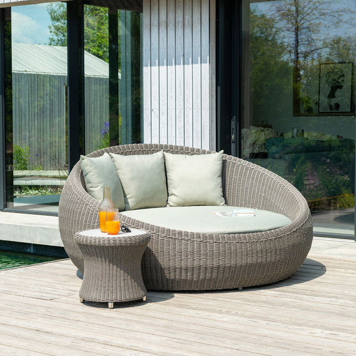Hazelmere Round Daybed with side table