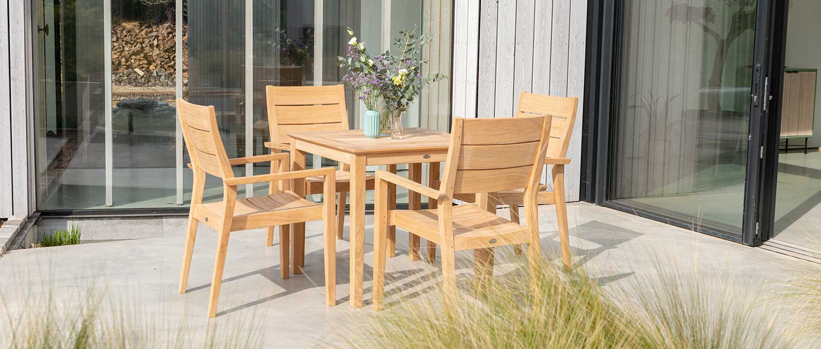 Roble square dining table and 4 roble chairs