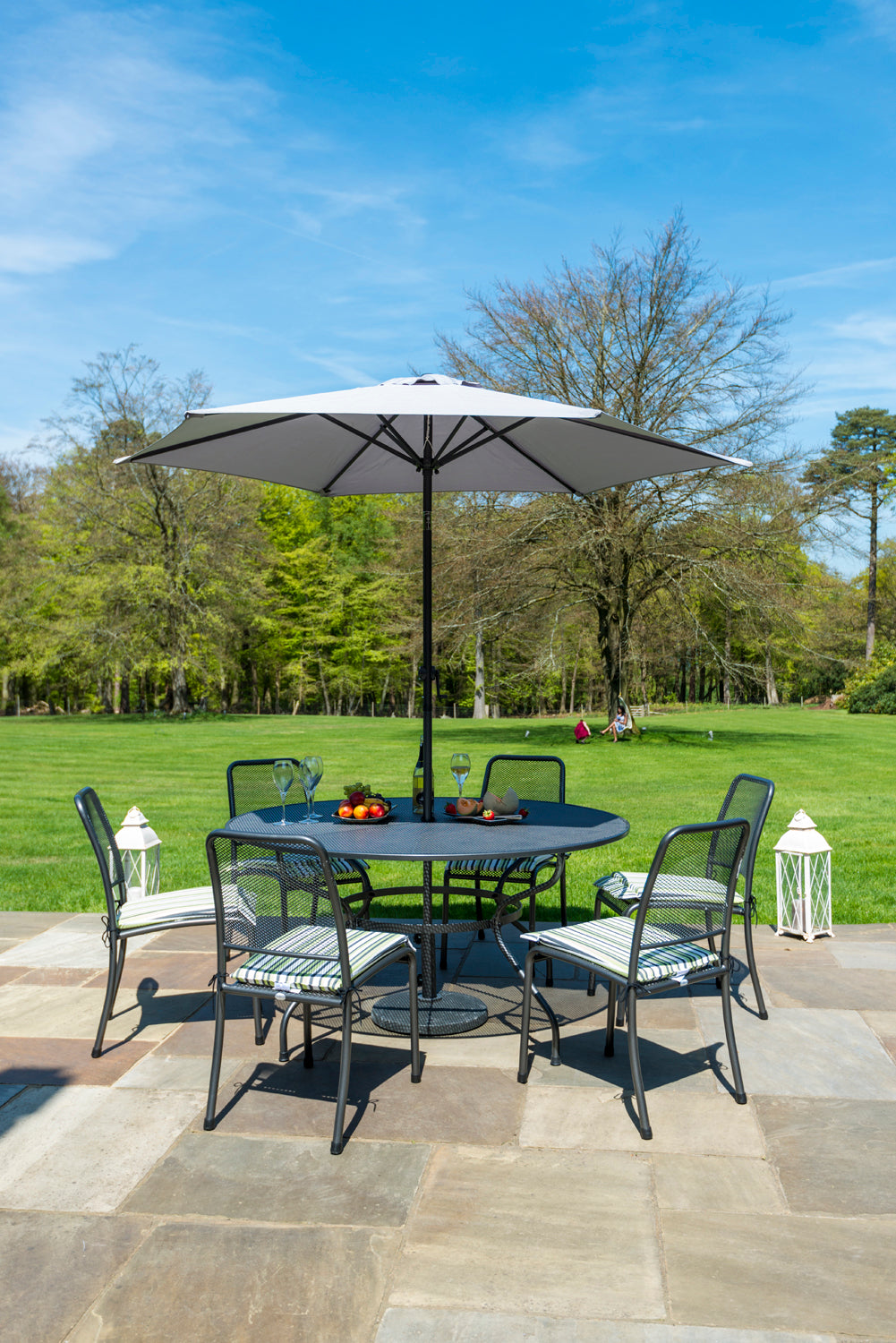 outdoor round table and chairs with parasol