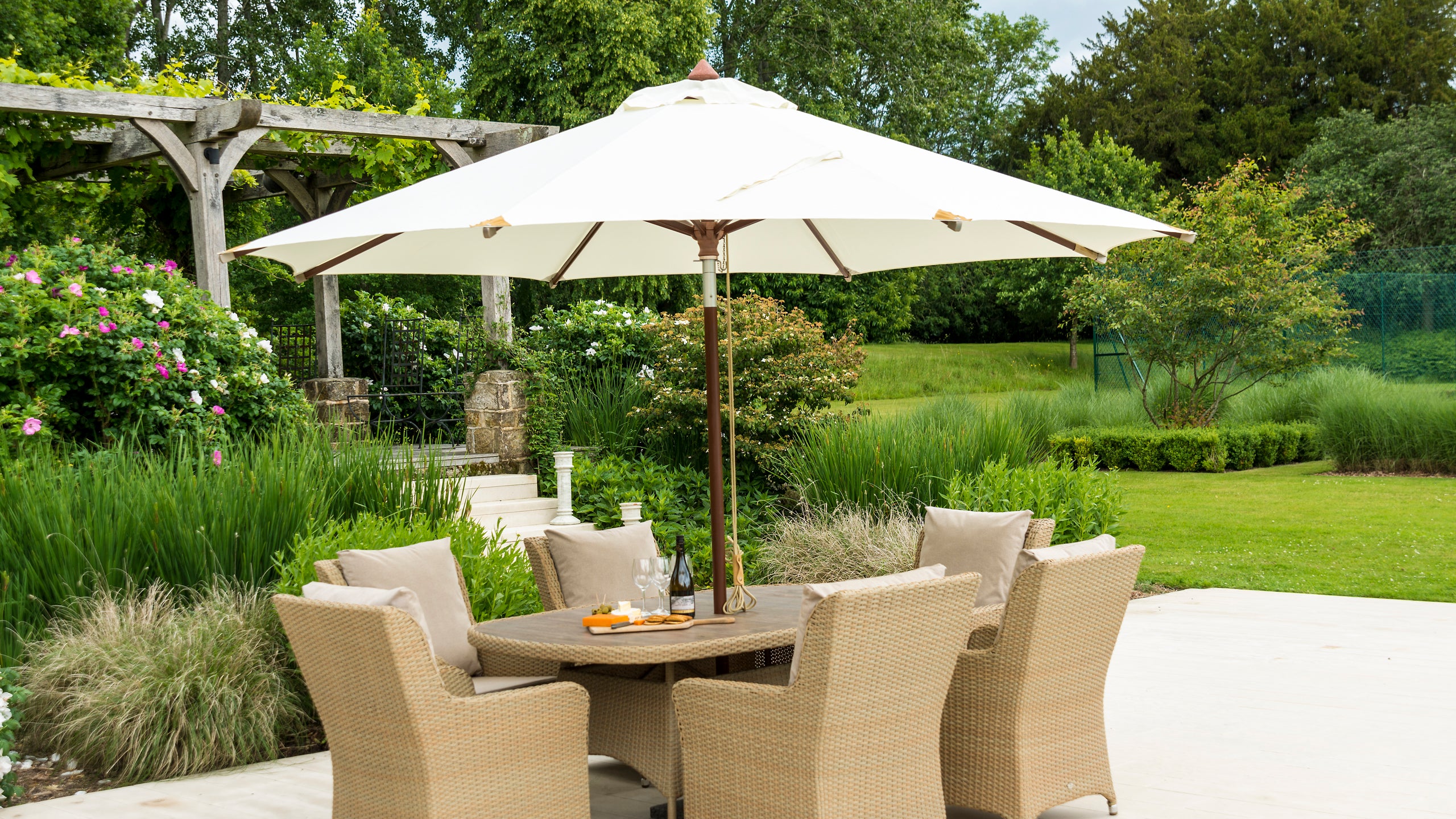 Round Eucalyptus Wood Parasol 2.7m with granite base Ecru showroom